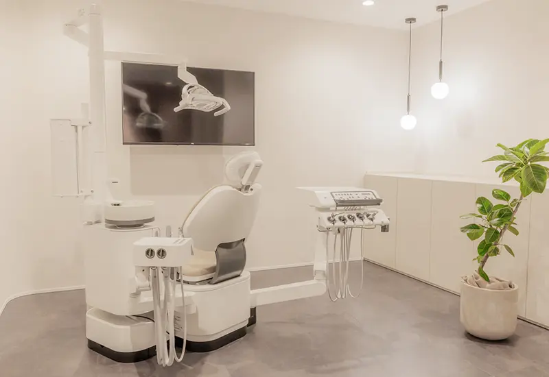 清潔で安心感ある診察室